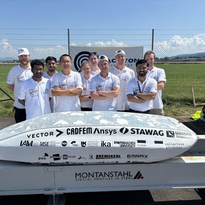 Tachyon Team hinter dem Pod