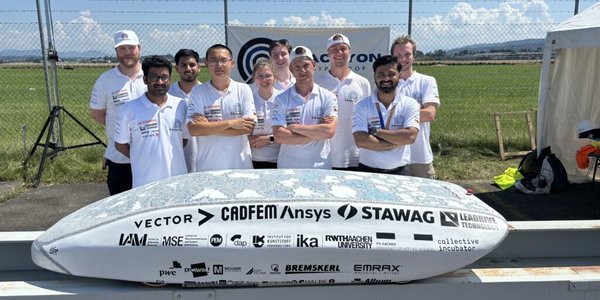 Tachyon Team hinter dem Pod