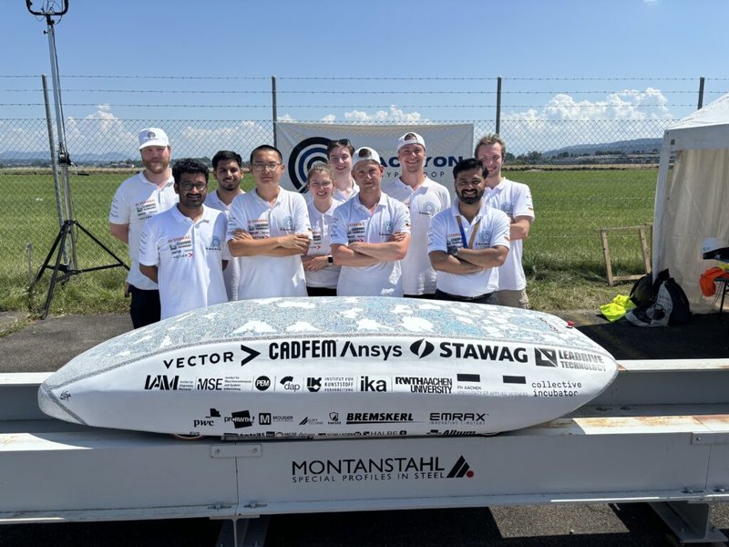 Tachyon Team hinter dem Pod