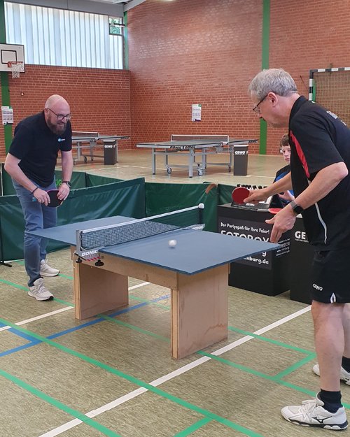 Tischtennis-Partie zwischen Meik Philipsen und dem Estorfer Bürgermeister Jens Lange